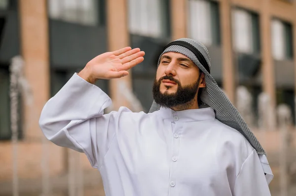 手を振って 伝統的なアラビア服の男が手を振って — ストック写真