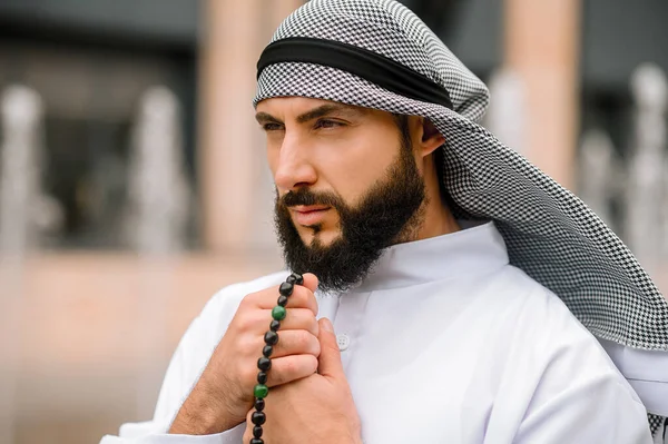 祈ってる 伝統的な頭の摩耗読書祈りでひげを生やしたアラビア人の男 — ストック写真