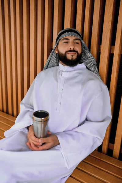 コーヒー休憩 若いですアラビア人の男座っている木製のベンチ — ストック写真