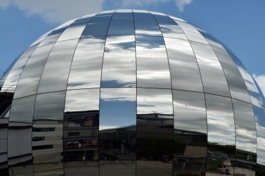 Büyük Milenyum Uzay Topu ayna binası