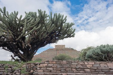 El Pueblito Piramidi Quertaro Meksika arkeolojik bölgesi Maya, Hispanik şehri mavi gökyüzü turistik bölgesini harabeye çevirdi.