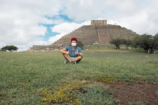El Pueblito Piramidi Quertaro Meksika arkeolojik bölgesi Maya, Hispanik şehri mavi gökyüzü turistik bölgesini harabeye çevirdi.
