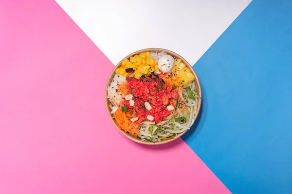 Pembe, mavi ve beyaz kolaj geçmişi olan bir salata dürümü, Asya Hawaii yemeği, yemek çubukları, havuç, yeşil fasulye, ananas, soya, jicama, deniz yosunu, sağlıklı yiyecek, insan yok.