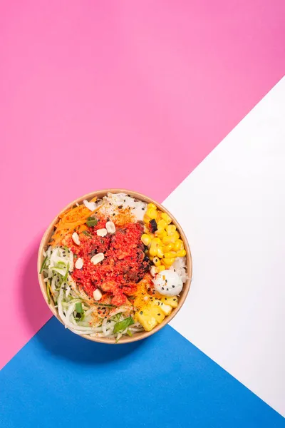 Pembe, mavi ve beyaz kolaj geçmişi olan bir salata dürümü, Asya Hawaii yemeği, yemek çubukları, havuç, yeşil fasulye, ananas, soya, jicama, deniz yosunu, sağlıklı yiyecek, insan yok.