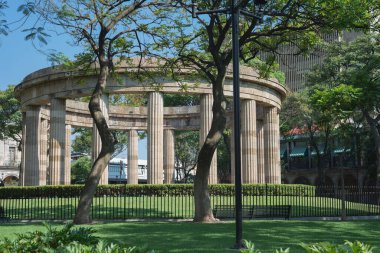 Ağaçlı bir bahçe ve Guadalajara 'da bir plaza kavşağı, neoklasik mimari, mavi gökyüzü, turistik kent alanı, insan yok.