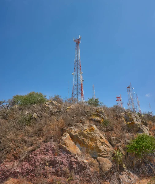 Komunikační Věže Vrcholu Hory Uprostřed Pouštního Lesa Modrá Obloha Letním — Stock fotografie