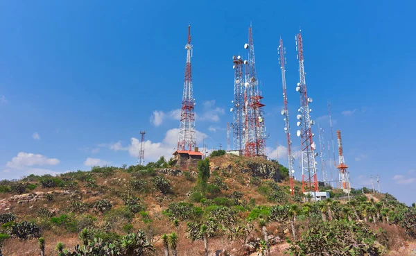 Komunikační Věže Vrcholu Hory Uprostřed Pouštního Lesa Modrá Obloha Letním — Stock fotografie