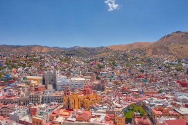Guanajuato şehrinin gündüz hava fotoğrafçılığı. Gökyüzü açık, insan yok.
