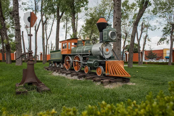 小火车模型绿色与橙色 花园装饰夏季的一天 没有人 — 图库照片