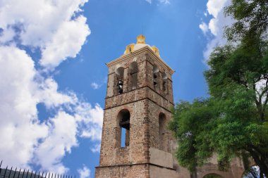 Tlaxcala, Tlaxcala, 09. 18. 22, turistler için dönüm noktası, Eski Varsayım Leydisi Manastırı 'nın çan kulesi, mavi gökyüzü ile yaz günü
