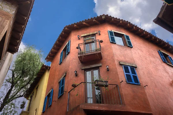 Valquirico, Tlaxcala, Meksika, 09 17 22, kahverengi italyan mimarili bina, mavi ahşap pencereli ve terasta bitkiler, insan yok.