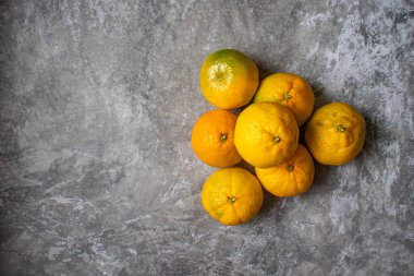 Tarafsız bir arkaplanda mandalinalar