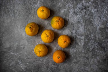 Tarafsız bir arkaplanda mandalinalar