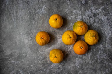 Tarafsız bir arkaplanda mandalinalar