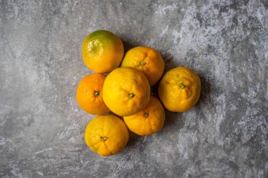 Tarafsız bir arkaplanda mandalinalar