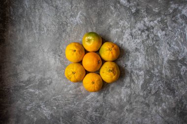 Tarafsız bir arkaplanda mandalinalar