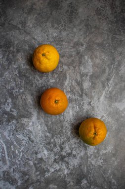 Tarafsız bir arkaplanda mandalinalar