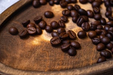 Hafif arkaplanda kahve çekirdekleri