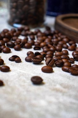 Hafif arkaplanda kahve çekirdekleri