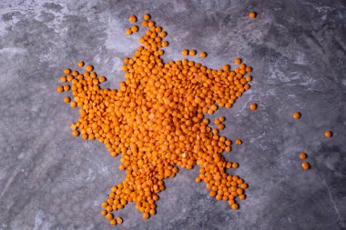 Gri arka planda mercimek