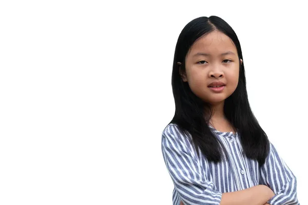 Beyaz perdede utangaç ve gülümseyen Asyalı bir kızın portresi.