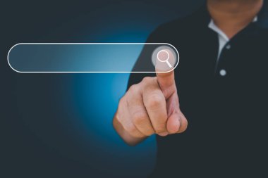 Adam veri ağı kurma kavramını araştırıyor, İş adamı internet arama sayfası dokunmatik ekranına tıklıyor, uzayı kopyalıyor. veri arama teknolojisi arama motoru optimizasyonu.