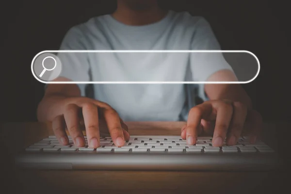 Bilgi aramak için bir bilgisayar klavyesi kullanmak, veri arama teknolojisi arama motoru optimizasyonu.