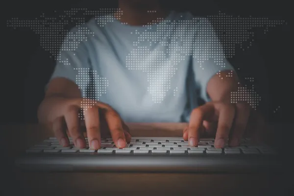 İnternette dijital dünya haritası geçmişi olan, bilgisayar ve veri temalı hologram çizimleri üzerinde çalışan kadınların elleri çok açıkta. Teknoloji kavramı.