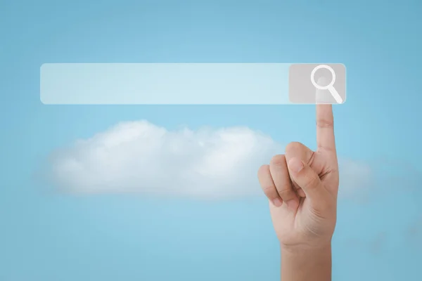 Veri bilgi ağı arama kavramı için arama motoru, İnternet arama sayfasına tıklayan iş kadınları bulut alanı arka planında dokunmatik ekranda.