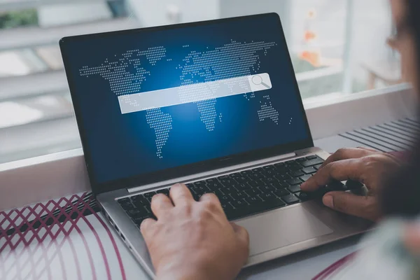 İnternet dünyasında neyle ilgilendiklerini araştırın ve bulun. Teknoloji arama motoru optimizasyonu, internet ağ konsepti hakkında bilgi arayışı, veri koruması.