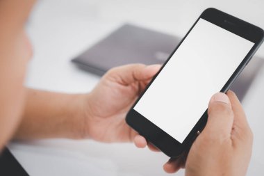 el ile beyaz perde smartphone tutarak.