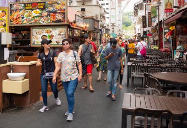 SINGAPORE - 8 Nisan 2019: Singapur Çin Mahallesi, çok sayıda insan ya da turist gıda caddesi angaryası veya sokak tarzı otantik gıda pazarında yürüyor.