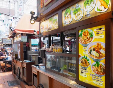 SINGAPORE - 8 Nisan 2019: Singapur Çin Mahallesi, Food Street tarzı otantik yemek. 