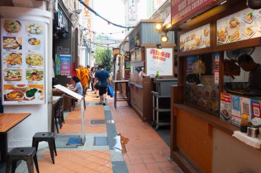 SINGAPORE - 8 Nisan 2019: Singapur Çin Mahallesi, Food Street tarzı otantik yemek. 