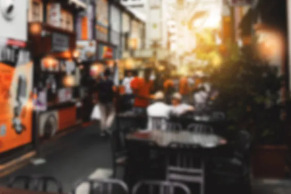 Ilık ışıklı sokak yiyecekleri pazarının bulanık arka planı