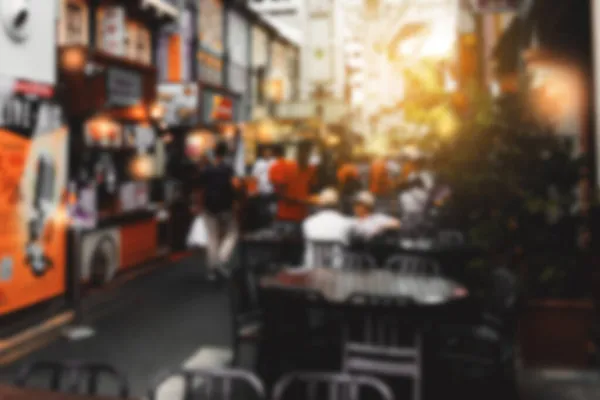 Ilık ışıklı sokak yiyecekleri pazarının bulanık arka planı