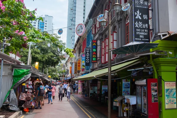 SINGAPORE - 8 Nisan 2019: Singapur Çin Mahallesi, çok sayıda insan ya da turist gıda caddesi angaryası veya sokak tarzı otantik gıda pazarında yürüyor.