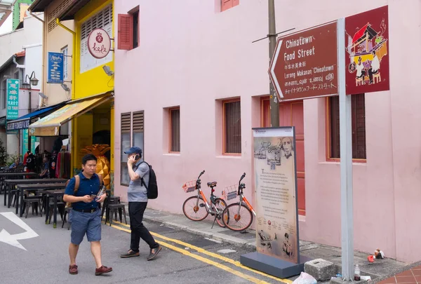 SINGAPORE - 8 Nisan 2019: Singapur Çin Mahallesi, Food Street tarzı otantik yemek.