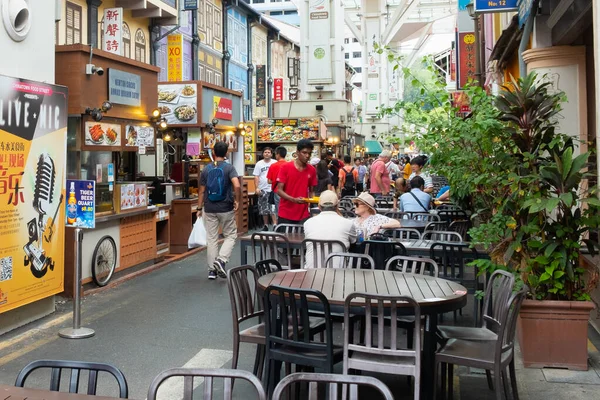 SINGAPORE - 8 Nisan 2019: Singapur Çin Mahallesi, çok sayıda insan ya da turist gıda caddesi angaryası veya sokak tarzı otantik gıda pazarında yürüyor.