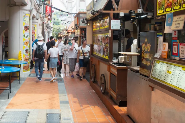 SINGAPORE - 8 Nisan 2019: Singapur Çin Mahallesi, çok sayıda insan ya da turist gıda caddesi angaryası veya sokak tarzı otantik gıda pazarında yürüyor.
