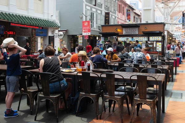 SINGAPORE - 8 Nisan 2019: Singapur Çin Mahallesi, çok sayıda insan veya turist yemek yiyor..