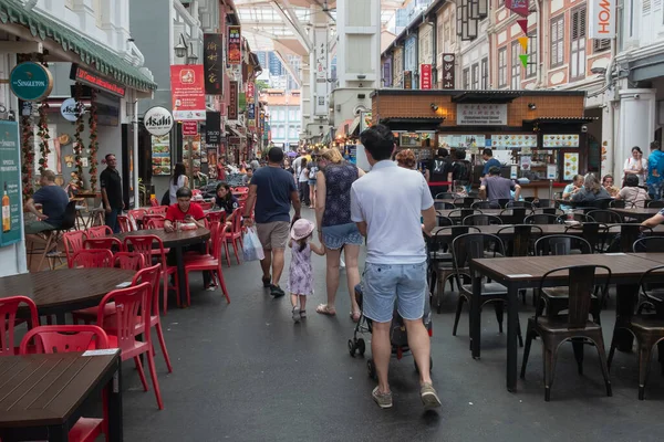 SINGAPORE - 8 Nisan 2019: Singapur Çin Mahallesi, çok sayıda insan ya da turist gıda caddesi angaryası veya sokak tarzı otantik gıda pazarında yürüyor.