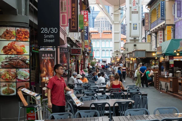 SINGAPORE - 8 Nisan 2019: Singapur Çin Mahallesi, çok sayıda insan veya turist yemek yiyor..