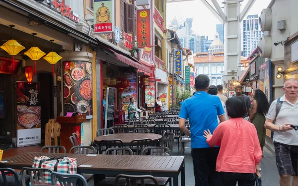 SINGAPORE - 8 Nisan 2019: Singapur Çin Mahallesi, çok sayıda insan ya da turist gıda caddesi angaryası veya sokak tarzı otantik gıda pazarında yürüyor.