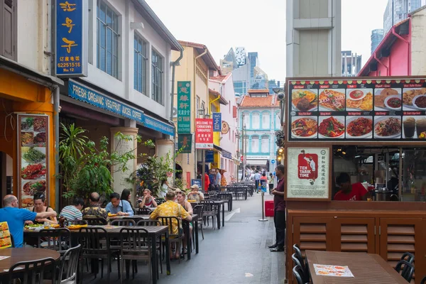 SINGAPORE - 8 Nisan 2019: Singapur Çin Mahallesi, çok sayıda insan veya turist yemek yiyor..