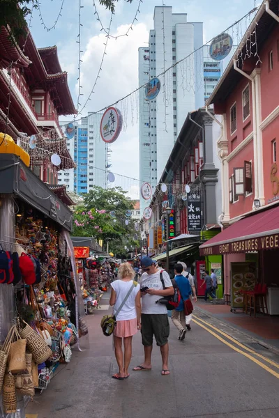 SINGAPORE - 8 Nisan 2019: Singapur Çin Mahallesi, çok sayıda insan ya da turist gıda caddesi angaryası veya sokak tarzı otantik gıda pazarında yürüyor.