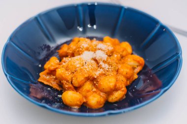 Domates soslu ev yapımı gnocchi.