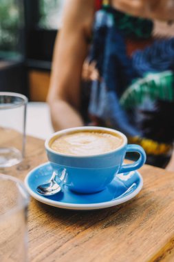 Bir Akdeniz kafede Avrupa tarzı latte