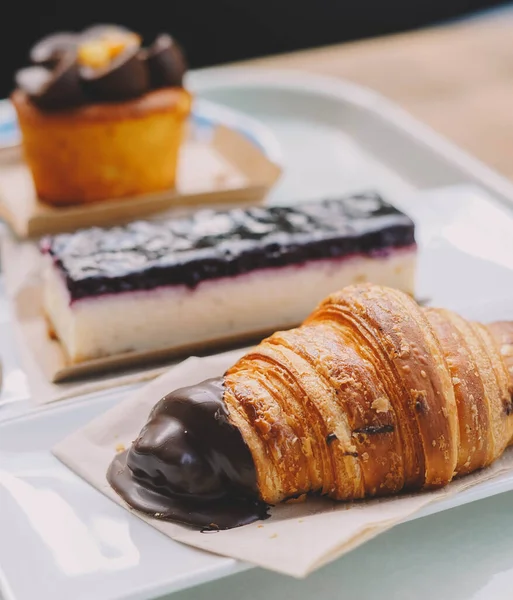 Een Croissant Een Portie Kwarktaart Een Wortelcake Muffin Een Banketbakkerij — Stockfoto