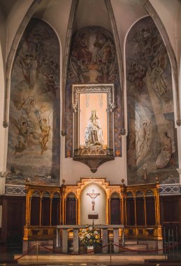 Katolik kilisesindeki sunağın ön görüntüsü.